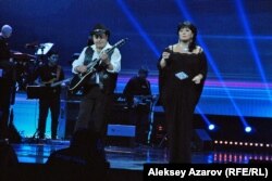 Выступление Булата Сыздыкова и Карины Абдуллиной на благотворительном концерте памяти Батырхана Шукенова. Алматы, 8 декабря 2015 года.