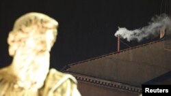 Ultima dată când fumul alb a ieșit pe coșul de deasupra Capelei Sixtine din Vatican a fost pe 13 martie 2013, când cardinalul argentinian Jorge Mario Bergoglio devenea noul papă Francisc.