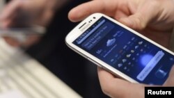 Самартфон в руках человека. Иллюстративное фото.