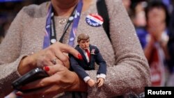 Delegatkinja drži u rukama lutku sa likom Donalda Trampa