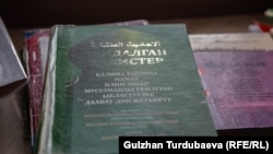 В мечетях даваатчи читают отрывки из сборника хадисов.