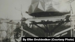 Николай Овчинников во время строительства Дерева Дружбы