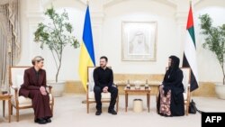 Președintele ucrainean, Volodimir Zelenski, și soția lui, Olena Zelenska, întâlnire cu minstra Emiratelor Arabe pentru Cooperare Internaționașă, Reem Al Hashimi - fotografie de pe contul de X al lui V. Zelenski.