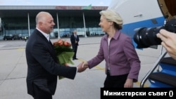 ბულგარეთის პრემიერ-მინისტრი როსენ ჟელიაზკოვი პლოვდივის აეროპორტში ხვდება ევროკომისიის პრეზიდენტ ურზულა ფონ დერ ლაიენს.