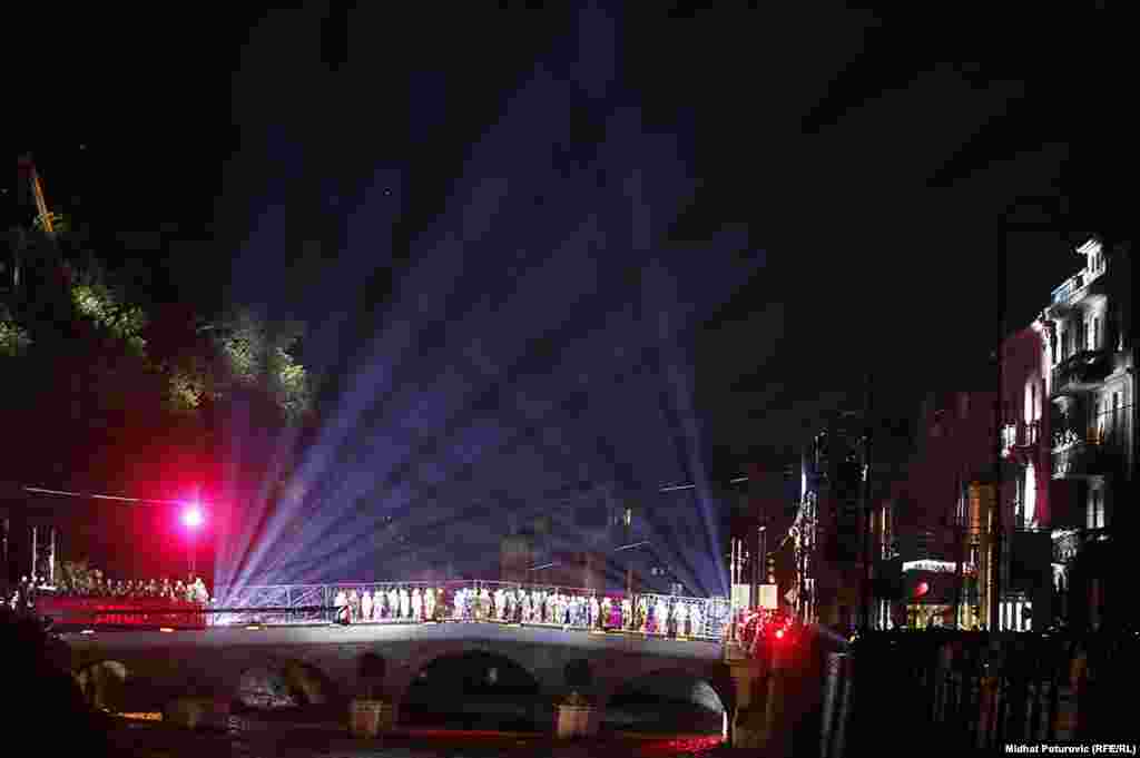 Performans "Stoljeće mira nakon stoljeća ratova" na Latinskoj ćupriji