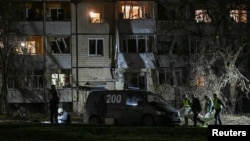 Спасатели вывозят тело погибшего в жилом районе в результате российского ракетного удара в Кривом Роге, Днепропетровская область, Украина, 4 апреля 2025 года