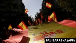 Oko 5,5 milijuna Katalonaca imalo je pravo glasa (na fotografiji: zastava Katalonije, Barcelona)