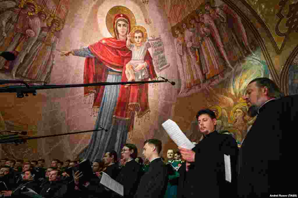 Хор пее на церемонијата.