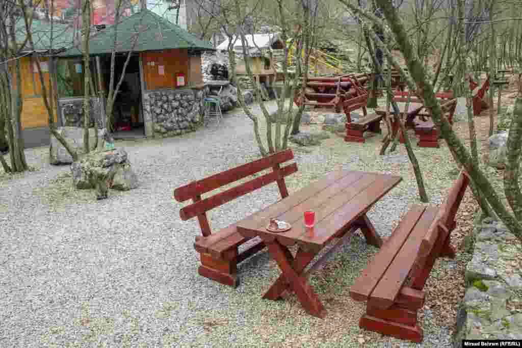 Eko centar Blagaj ima i poseban &quot;bar&quot; na otvorenom, u kojem se odvijaju konferencijske aktivnosti Centra, poput onih iz projekta spajanja djece iz škola na bosanskom, hrvatskom i srpskom jeziku iz Mostara (Federacija BiH) i Nevesinja (bh entitet Republika Srpska).