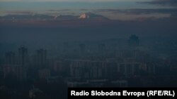 Скопје - поглед на главниот град на Македонија во момент на високо ниво на аерозагадување. Граѓани се сомневаат дека значителен извор на загадувањето е согорување на големи количини увезен отпад. 