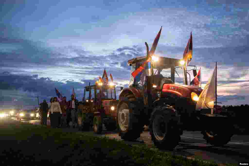 A tiltakozók a tragédia okozóinak felelősségre vonását követelik. Szerintük az állami szintű korrupció és hanyagság vezetett az újvidéki vasútállomás tetejének leomlásához