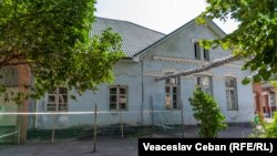 Blocul în care se efectuează fizioproceduri. Mai multe saloane au fost închise din cauza stării deplorabile.