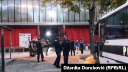 Policija pred kampom Bira 30. septembra