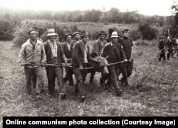 Мужчины несут из леса тушу убитого медведя — показать Чаушеску, 1972 год.