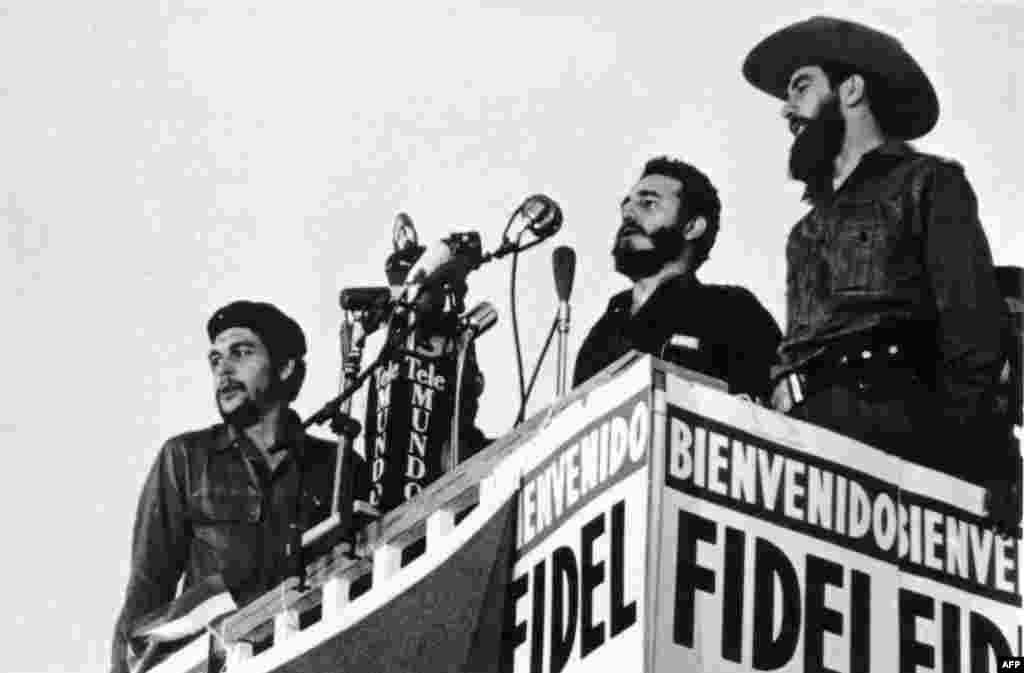 Castro (u sredini) drži govor u Havni 1959. U njegovom prisustvu su kompanjoni, revolucionaristi&nbsp;Ernesto Che Guevara (lijevo) i&nbsp;Camilo Cienfuegos (desno).