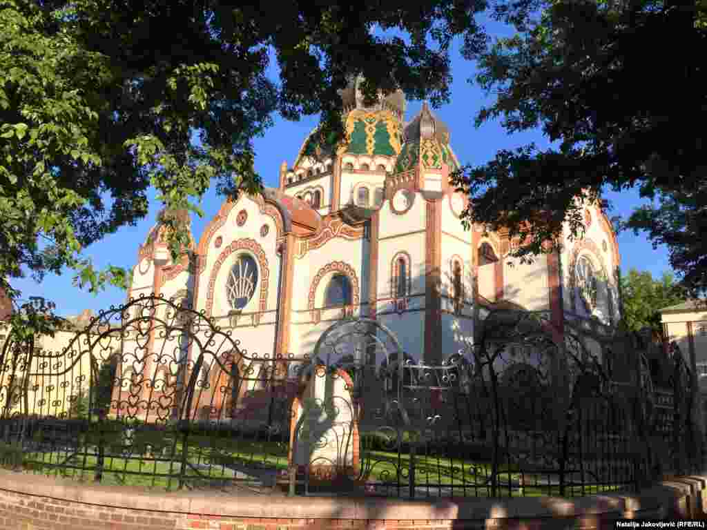 Sinagoga je izgrađena 1902. godine prema projektima poznatih arhitekata Marcela Komora i Dežea Jakaba, a 1974. godine proglašena je za spomenik kulture od izuzetnog značaja.&nbsp;