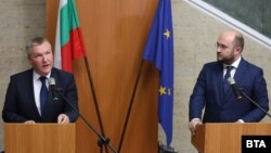 Еврокомисарят за демокрацията, правосъдието, върховенството на закона и защитата на потребителите Майкъл Макграт и министърът на правосъдието на България Георги Гоергиев.