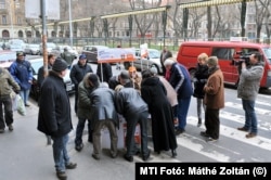 A Fidesz aktivistái aláírásokat gyűjtenek a rezsicsökkentés támogatásához 2013-ban.