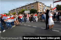 Ljudi "ugrožavaju saobraćaj" u Brestu u septembru 2020.