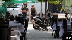 илустрација, празни маси во ресторан во Скопје