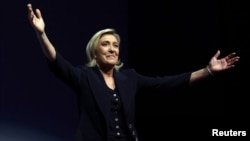 Liderul Partidului Reuniunea Naţională, Marine Le Pen, pe scena din Henin-Beaumont, Franţa, după ce a auzit rezultate parţiale la primul tur al alegerilor parlamentare franceze.