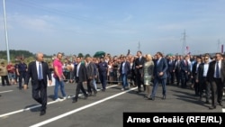 Aleksandar Vučić pridružio se u septembru 2016. Miloradu Dodiku na otvaranju jednog drugog autoputa u BiH, prve dionice autuputa Doboj - Banjaluka od Doboja do Prnjavora