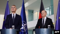 Генералниот секретар на НАТО, Јенс Столтенберг и германскиот канцелар Олаф Шолц