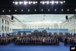 Pjesëmarrësit në fjalimin e Putinit para kombit.