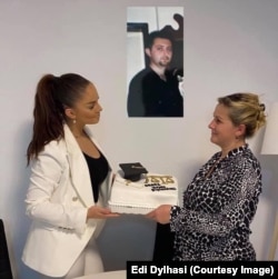 Genta i Edi Dilhasi poziraju pored fotografije Mirtezaina, nestalog 1999. godine