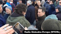 Лидерот на ВМРО ДПМНЕ Никола Груевски предводи група која оди на протест пред Основниот суд Скопје 1 по приведување на пратеници од ВМРО-ДПМНЕ кои се осомничени за инцидентите на 27 април. 
