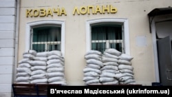 «Пошкоджено скління вікон та службовий автомобіль пожежно-рятувального посту. Постраждалих серед рятувальників немає. Також пошкоджено приватний автотранспорт», – ДСНС.