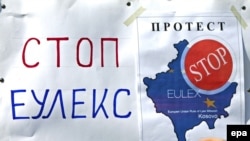 Plakati protiv EULEX-a u Gračanici