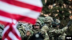 Люди з прапорами США вітають військових НАТО, Прага, 30 березня 2015 року