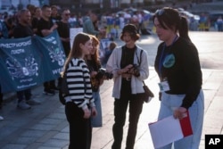 Olga azután, hogy az orvosok megállapították, tünetmentes, létrehozott egy egyesületet, amellyel 1000 még mindig fogságban lévő ukrán katonát képviselnek