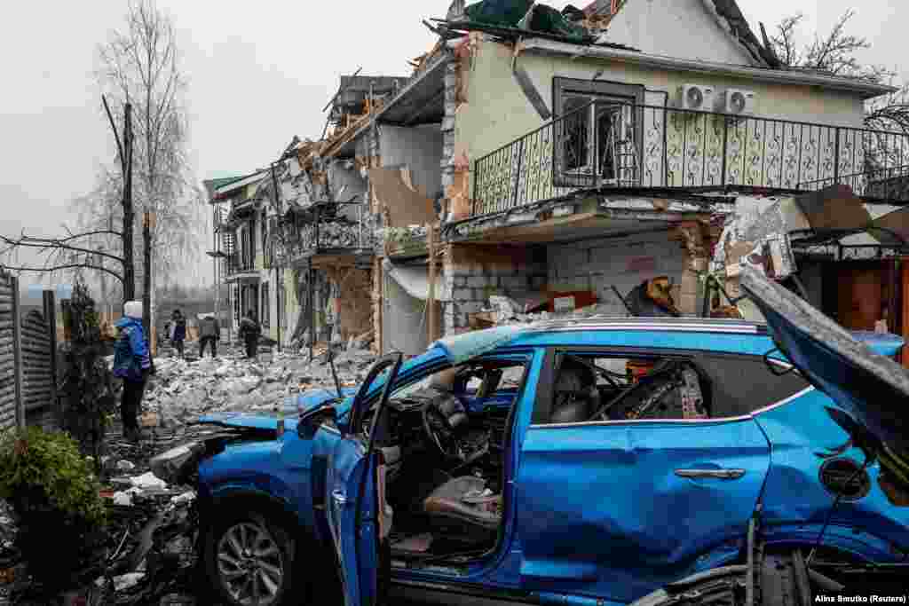 საცხოვრებელი ქუჩა ჰოსტომელში, კიევის მახლობლად, გადაღებული 19 მარტს ღამით დრონით თავდასხმის შემდეგ.ცეცხლის ნაწილობრივი შეწყვეტა გამოცხადდა 18 მარტს კრემლმა პირობა დადო, რომ შეაჩერებს თავდასხმებს „ენერგეტიკისა და ინფრასტრუქტურის“ ობიექტებზე აშშ-ის პრეზიდენტ დონალდ ტრამპსა და რუსეთის პრეზიდენტ ვლადიმირ პუტინს შორის სატელეფონო საუბრის შემდეგ.