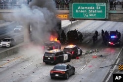 Автомобил на Калифорнийския пътен патрул гори на ключовата магистрала 101 в близост до центъра на Лос Анджелис, 8 юни 2025 г.