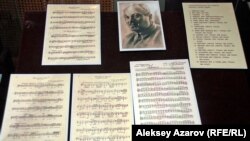 Образец нот песен, сообщенных А. Байтурсыновым А. Затаевичу (экспозиция дома-музея Байтурсынова). Алматы, 3 сентября 2012 года. 