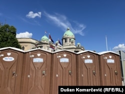 Mobilni toaleti kao deo inventara neformalnog kampa, 27. maj 2025.