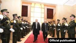 Ish-presidenti armen, Armen Sarkistian (majtas) takohet me Mahmud Abbasin, presidentin e Autoritetet Palestinez, në Ramallah, janar 2020.