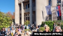 Odavanje pošte ispred Pravnog fakulteta u Beogradu