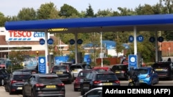 Redovi ispred benzinskih pumpi u Londonu, 29. septembar 2021. 