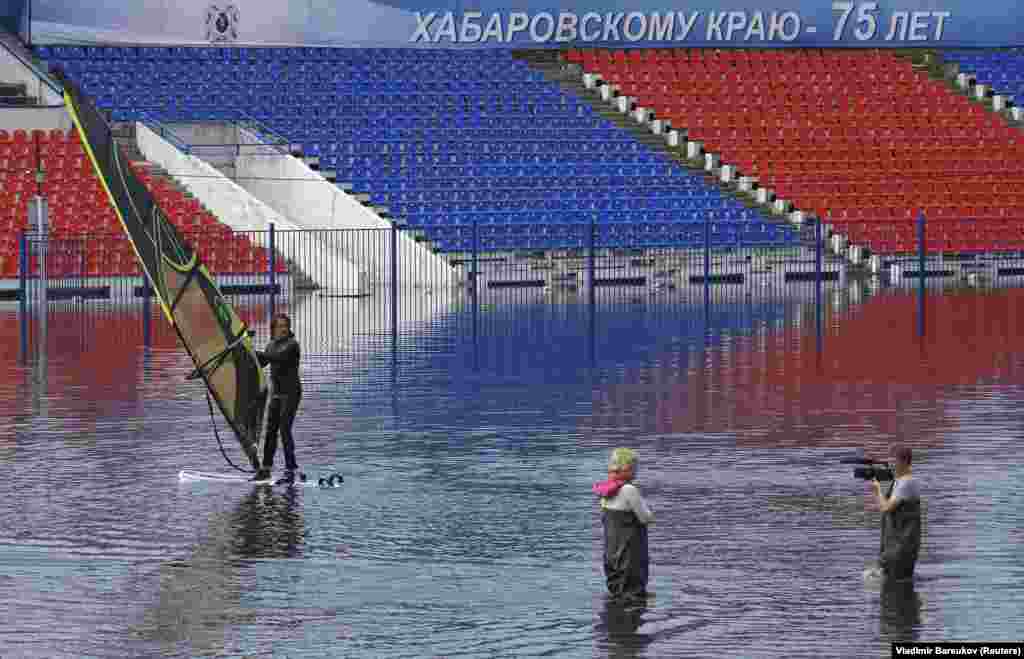 Rusija - Poplavljeni Lenjinov stadion u Khabarovsku, najgore poplave koje su zadesile Rusiju u posljednjih 120 godina, 1. septembar 2013. Foto: REUTERS / Vladimir Barsukov 