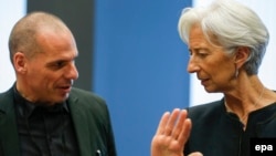 Грчкиот министер за финансии Јанис Варуфакис и шефицата ММФ, Кристин Лагард во Луксембург.