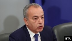  Noul premier, Gulub Donev, s-a născut în 1967 la Sofia, are un master la Universitatea de Economie Națională și Mondială din Sofia.