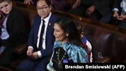 Deb Haaland az Egyesült Államok képviselőházának 116. kongresszusán és eskütételi ünnepségén, 2019. január 3-án, Washington DC-ben