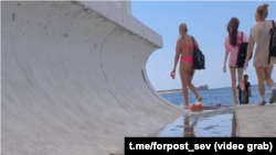 Пляж «Хрустальний». Стічна канава посеред пляжу. Севастополь, літо 2025 року