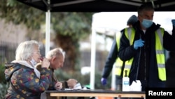 Хора в Лондон си правят тестове в специален пункт. Властите във Великобритания планират да изследват 80 000 души