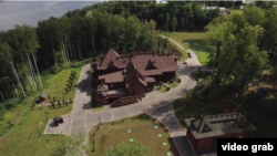 Разследванията за собствеността на премиера Дмитрий Медведев през 2016 г. бяха гледани милиони пъти в YouTube и предизвикаха протести в цяла Русия.