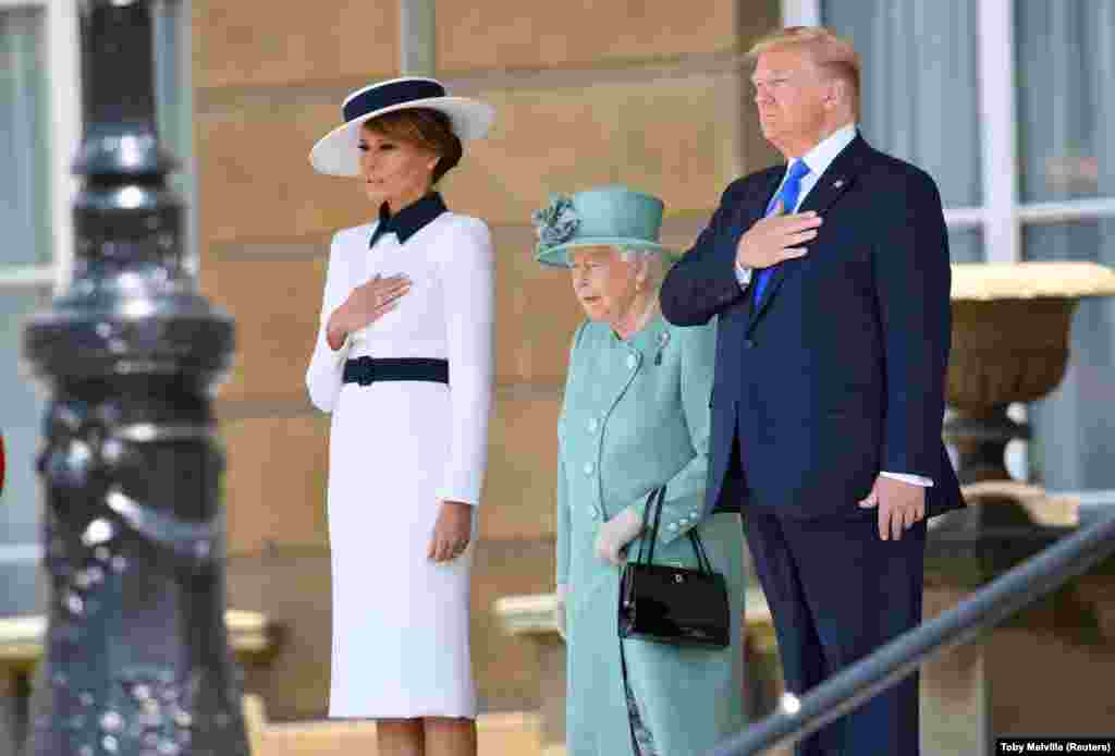 Predsednik SAD Donald Tramp i prva dama SAD Melanija Tramp prisustvuju ceremoniji dobrodošlice sa britanskom kraljicom Elizabetom u Bakingemskoj palati, u Londonu, 3. juna 2019. &nbsp;