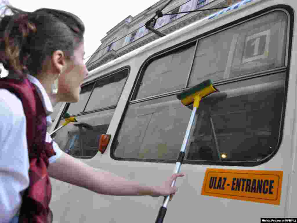 Udruženje za razvoj i promicanje umjetničke djelatnosti "Magacin Kabare" priredilo je na gradskim ulicama neobični performans "Rejon sreće", obilježavajući time 6. april, Dan Grada Sarajeva, Foto: Midhat Poturović